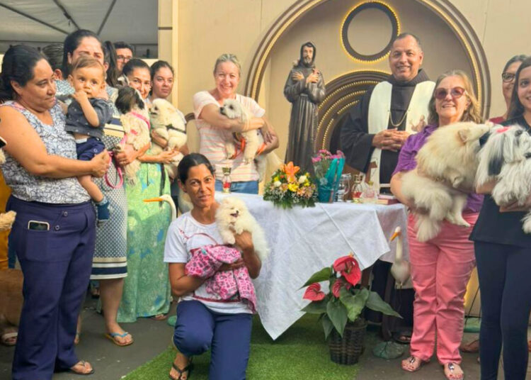 Dezenas de fiéis participam da bênção dos animais nesta quarta-feira (4).