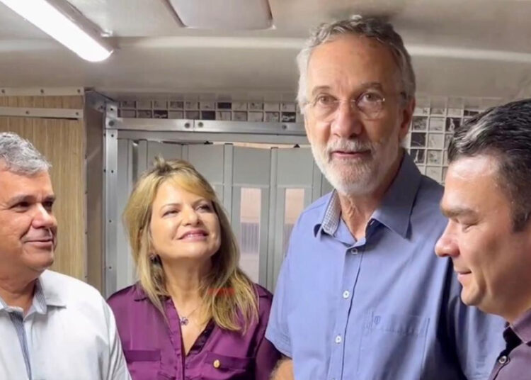 Sahium assinando filiação ao PDT