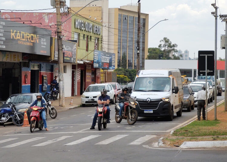 Comerciantes sentem mau cheiro em avenida