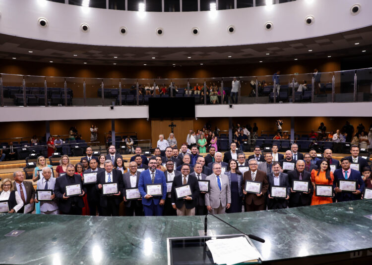 Dezenas de lideranças evangélicas receberam homenagem no Poder Legislativo de Goiás