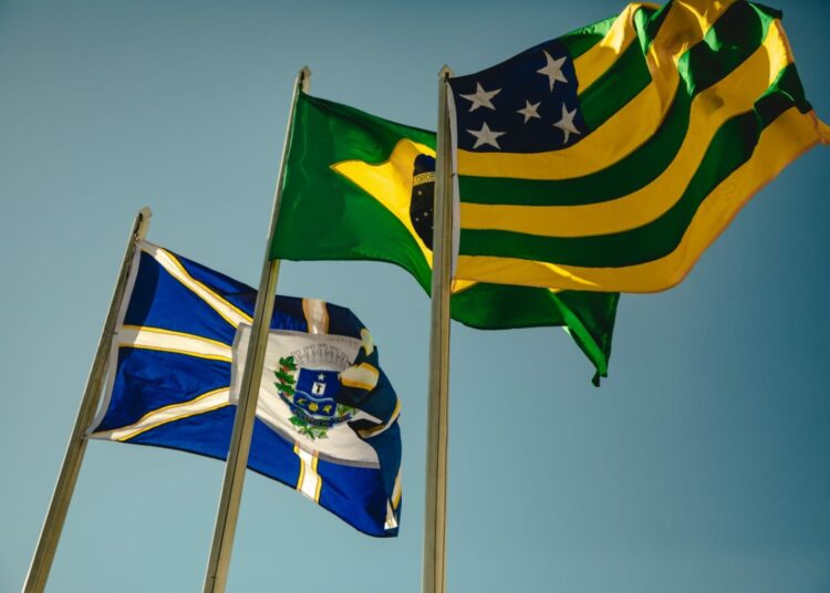 Foto das bandeiras da cidade de Anápolis, do estado de Goiás e do Brasil. Foto: Bruno Velasco