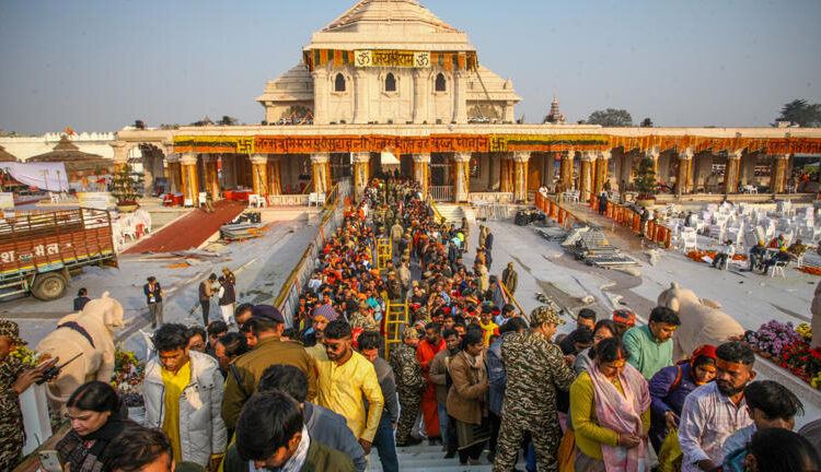 Homem surpreende noiva ao mudar lua de mel para visitar templo hindu recém-inaugurado. © Ritesh Shukla/Getty Images
