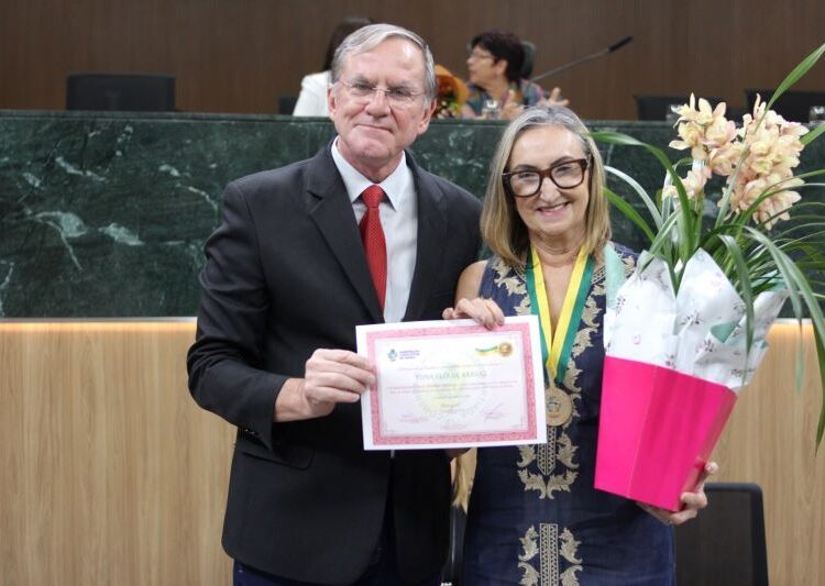 Antônio Gomide entrega importante Comenda na Alego.  Imagem: Divulgação