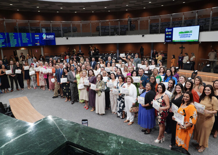 Várias mulheres foram homenageadas pelo parlamento goiano, por iniciativa do deputado Coronel Adailton. Imagem: Carlos Costa