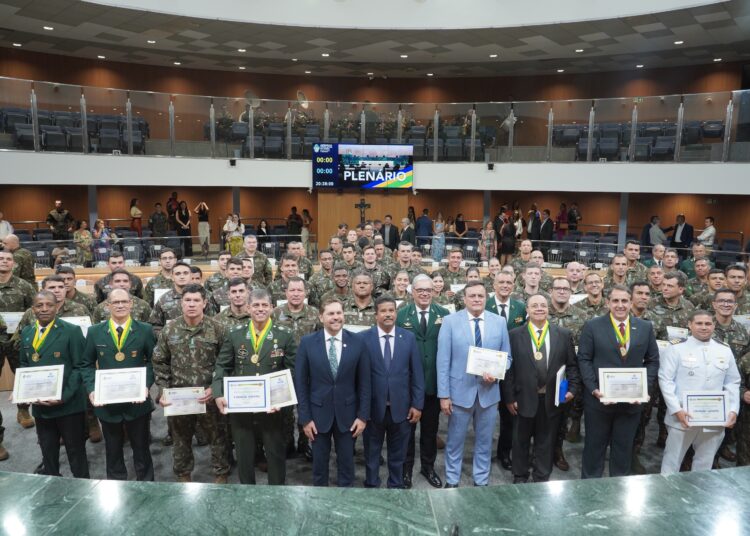 Deputados Bruno Peixoto e Coronel Adailton, na foto oficial com os homenageados