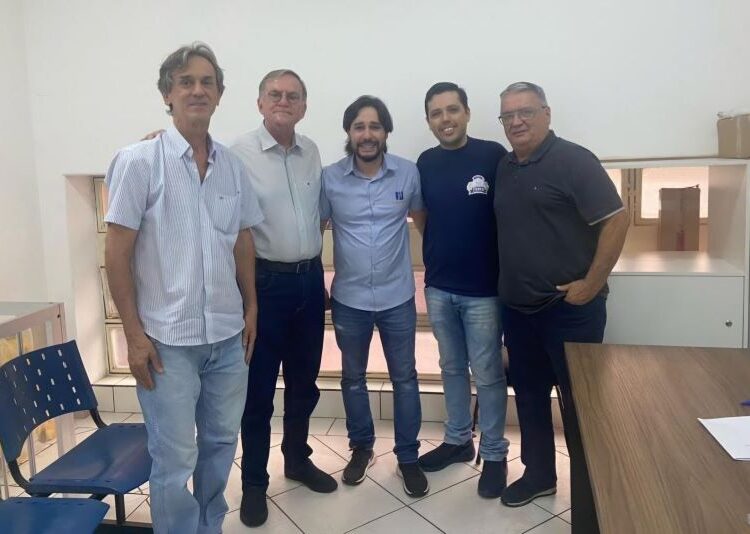 Deputado Antônio Gomide com lideranças no Mercado Municipal, um dos patrimônios da história da cidade.