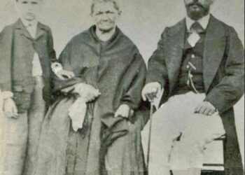 Ana das Dores com o neto Joaquim Manoel à esquerda e o filho Gomes Ramos à direita.