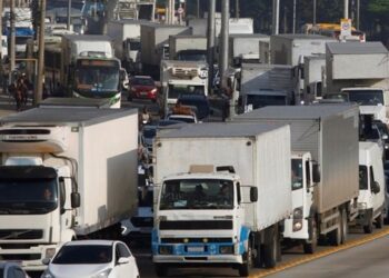 Motoristas de caminhões: teste será feito pelas empresas que empregam esses profissionais — Foto: Fabiano Rocha/Agência O Globo