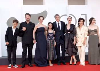 Fernanda Torres e Selton Mello com o elenco de "Ainda Estou Aqui" — Foto: Getty/Franco Origlia.