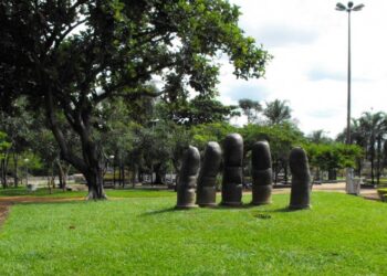 Obra: Dedos de Deus Artista: Hélio Miranda. Praça Universitária, Goiânia, GO.