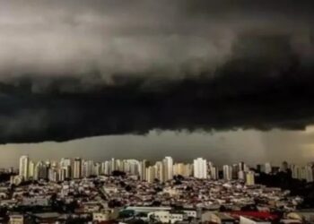 De acordo com a MetSul Meteorologia, esse fenômeno, também chamado de “chuva de fuligem”, é um indicador de altos níveis de poluição no ar.