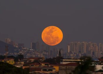 Superlua na cidade de Contagem, na Grande Belo Horizonte, nesta terça-feira • Fábio Barbosa/Agência Estado.