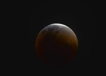 . Ela também destaca que, no eclipse parcial, apenas uma pequena porção da Lua passará pela sombra escura da Terra. Imagem: Marcelo Casal Jr/Agência Brasil.