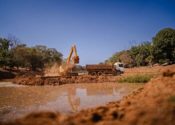 O acúmulo de materiais como areia, argila e lodo eleva o risco de inundações durante períodos de fortes chuvas. Imagem: Divulgação Prefeitura de Anápolis.