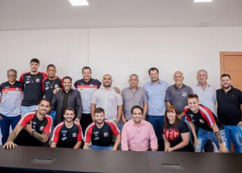 Prefeito Roberto Naves recebeu dirigentes e jogadores do clube no novo Centro Administrativo Adhemar Santillo. Divulgação: Prefeitura de Anápolis.