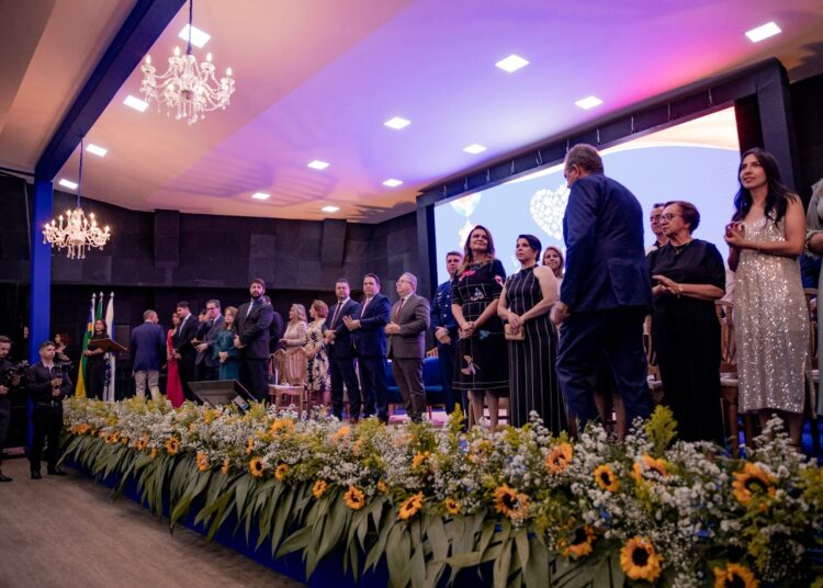 Personalidades que mantêm conduta de ajuda ao próximo receberam honraria nesta quarta-feira (18), na inauguração do Auditório do Centro Administrativo Adhemar Santillo. Imagem: Divulgação Prefeitura de Anápolis.