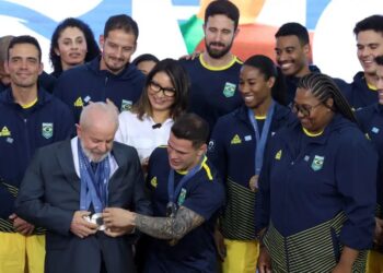 Lula com medalhas e atletas olímpicos após Paris 2024. Foto: Valter Campanato - Agência Brasil.