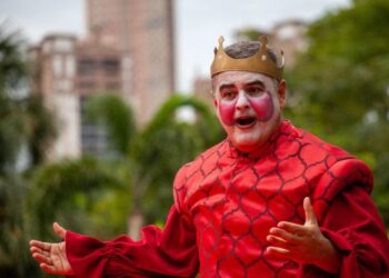 O espetáculo da Anthropos Companhia de Arte une o clássico de Shakespeare ao cotidiano urbano em uma experiência gratuita e interativa com o público. Foto Cida Carneiro.