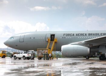 Aeronave KC-30 deve ser utilizada na repatriação de brasileiros no Líbano. — Foto: SO Johnson/Força Aérea Brasileira.