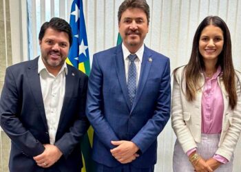 A futura primeira-dama, Carla Lima, acompanhou Márcio Corrêa na visita ao gabinete do senador