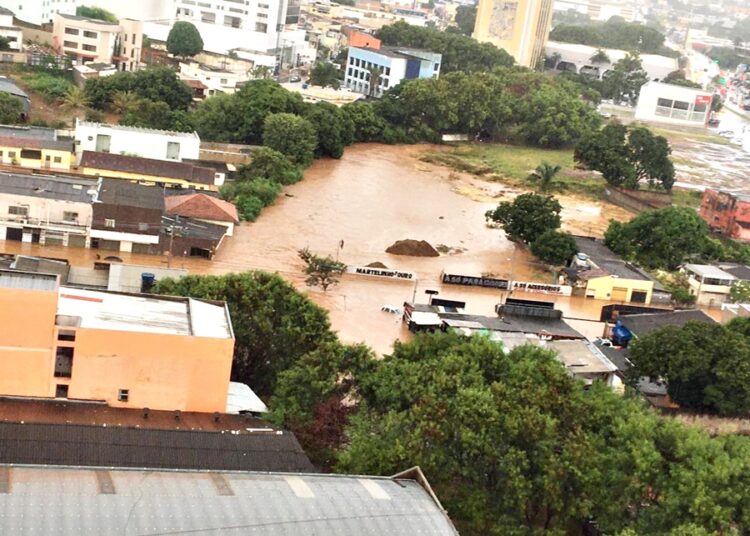 Problemas relacionados à drenagem urbana há anos desafiam as administrações da cidade