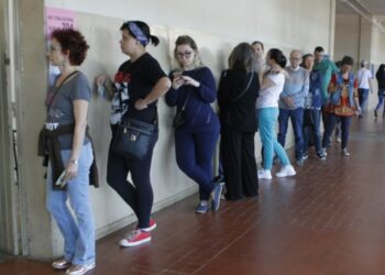 Filas de eleitores aguardando para votar.