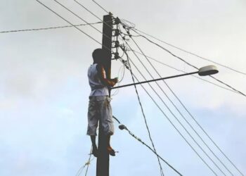 Homem é flagrado fazendo ligação clandestina. (Foto: Glauco Gapper / Arquivo Pessoal)