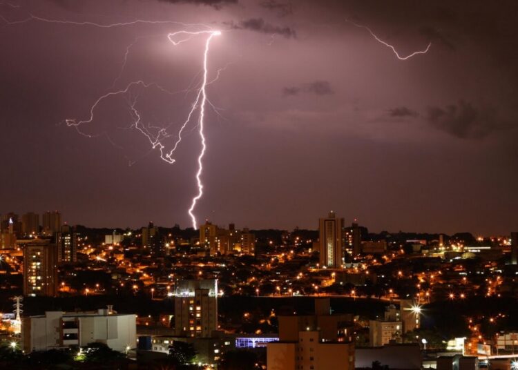 Raios trazem riscos para o sistema elétrico