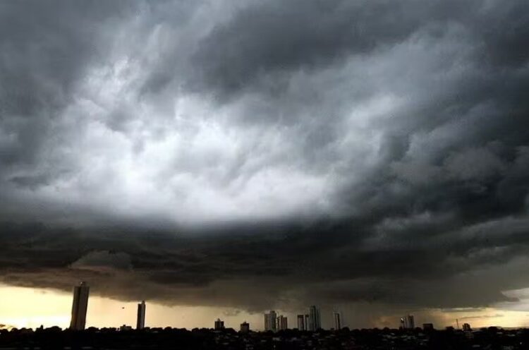 Chuva sobre Goiânia, Goiás — Foto: Renato Conde/O Popular