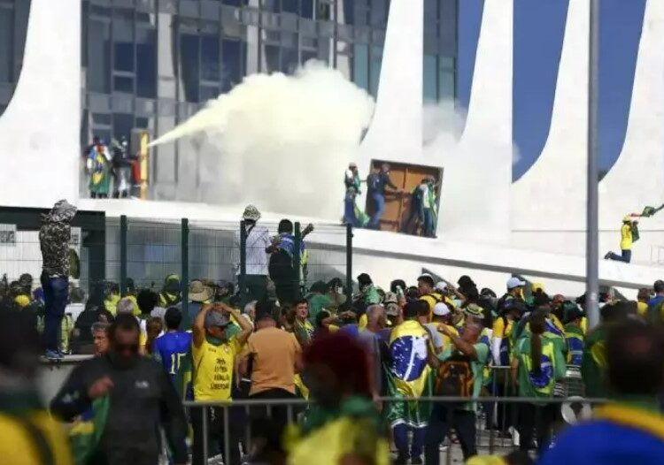 O dia 8 de janeiro de 2023 ficou marcado na história do Brasil pelos ataques antidemocráticos ocorridos em Brasília contra a vitória de Lula nas últimas eleições presidenciais – Foto: Agência Brasil/Reprodução/ND