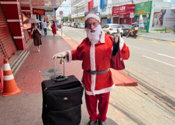 Papai noel e engraxate José Carlos Silva levando o espírito do natal pela ruas de Anápolis (Foto: Jonathan Cavalcante)