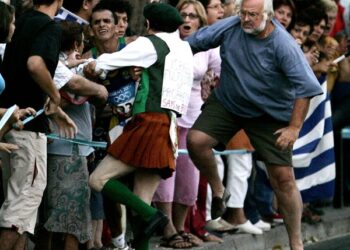 O espectador grego Polyvios Kossivas adentrou a pista e auxiliou Vanderlei a se desvencilhar do agressor, permitindo-lhe retomar a prova. Imagem: Reprodução