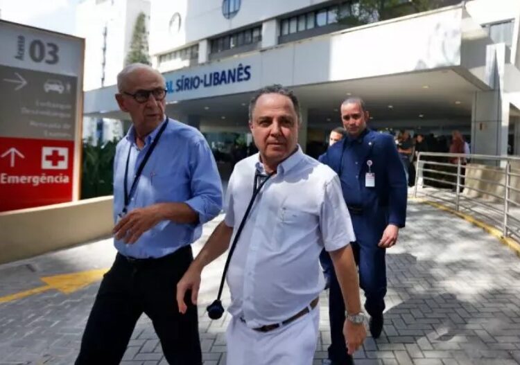 Médico de Lula, Roberto Kalil Filho, deixa hospital em que presidente foi operado – Foto: Paulo Pinto/ Agencia Brasil