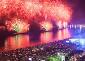 O Réveillon de Copacabana é a maior festa da virada, não só do Rio de Janeiro, mas de todo o Brasil. Como acontece todos os anos, a festa deve reunir mais de 1 milhão de pessoas. Imagem: Reprodução