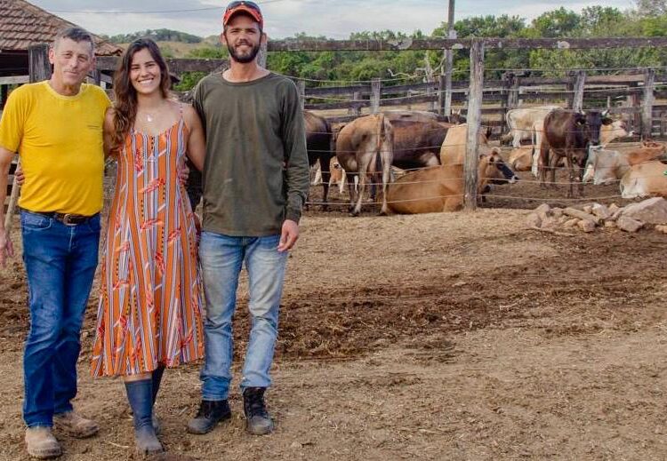 Stephan e seus filhos, Nicolaus e Clara Gaehwiler, literalmente põem a mão na massa em uma árdua rotina
para entregar aos clientes um dos queijos mais premiados e renomados do Brasil