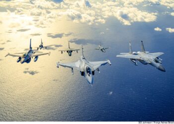 Os caças Gripen, pilotados por brasileiros, surpreenderam ao derrotar os F-15 em duas simulações. Imagem: Reprodução