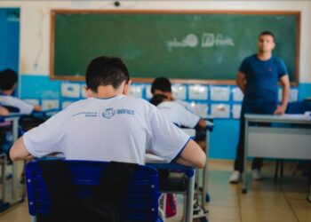 Imagem mostra alunos e professores da rede municipal de ensino. (Foto: Divulgação/Prefeitura de Anápolis)