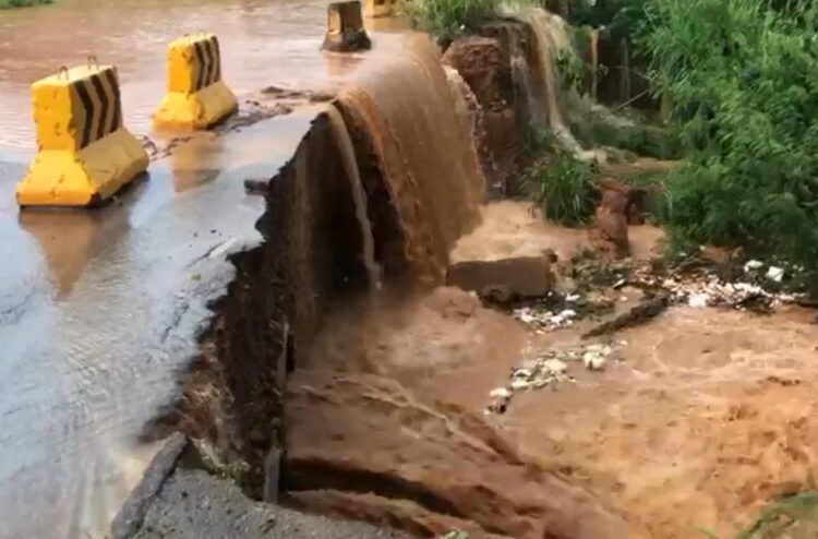 Forte chuva cria pequena queda d'água em rua de Anápolis — Foto: Reprodução/TV Anhanguera