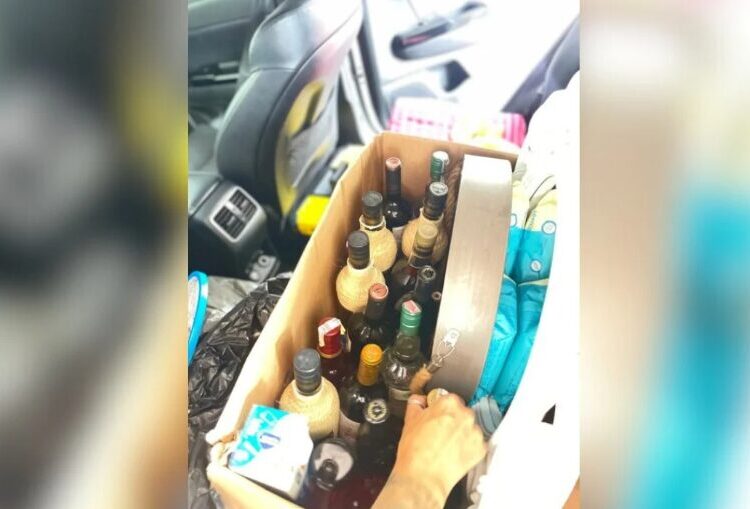 Imagem mostra bebidas encontradas dentro do carro. (Foto: Reprodução)