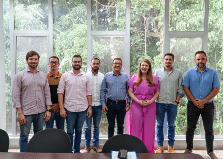 Andreia Rezende, presidente da Câmara de Anápolis, participa de diálogo com o secretário de Habitação, Thiago de Sá Lima, e líderes da construção civil. Foto: Divulgação