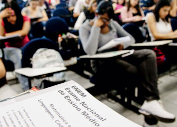 Alunos do sistema de ensino COC fazem simulado do Enem.