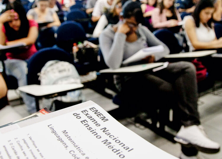 Alunos do sistema de ensino COC fazem simulado do Enem.