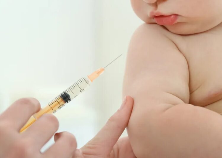 A vacina é indicada para menores de um ano que nasceram prematuros, com idade gestacional menor ou igual a 28 semanas, após alta hospitalar. Imagem: Agência O Globo