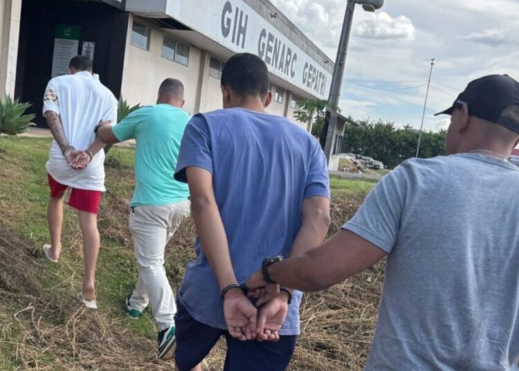 Momento da prisão da dupla golpista (Foto: Reprodução).