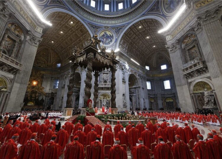 Nesta foto de arquivo, antes de entrar no conclave, os cardeais concelebram uma missa pela eleição do pontífice romano na Basílica de São Pedro, no Vaticano, em 12 de março de 2013. (Foto OSV News/Paul Haring, CNS)