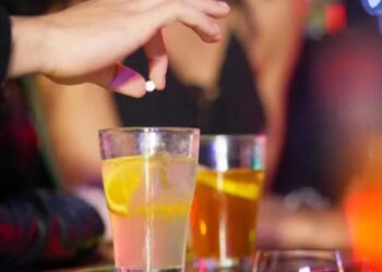 Droga costuma ser adicionada à bebida sem que pessoa perceba | Istock