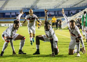 Capa -  Jogadores do Galo comemoram o primeiro dos dois gols marcados na vitória contra o Inhumas. Foto: Jorge Luiz (AFC)