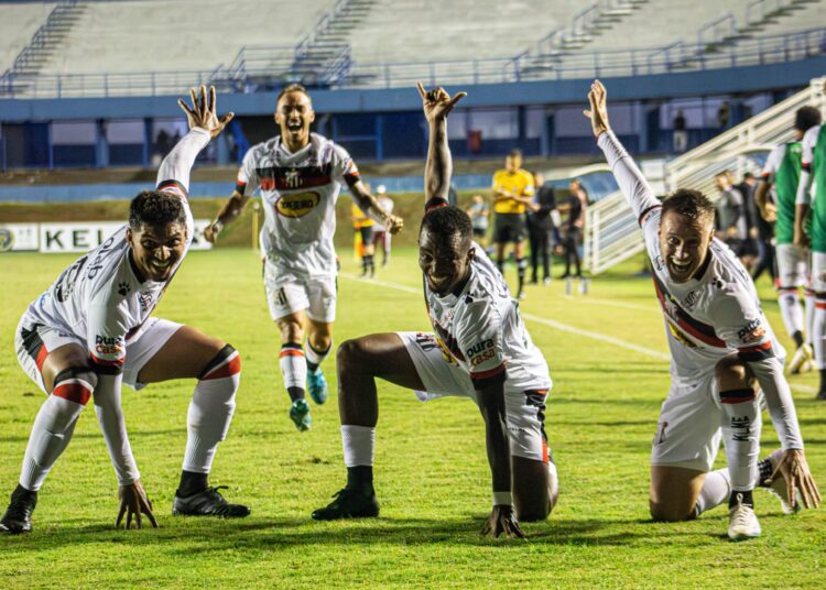 Capa -  Jogadores do Galo comemoram o primeiro dos dois gols marcados na vitória contra o Inhumas. Foto: Jorge Luiz (AFC)