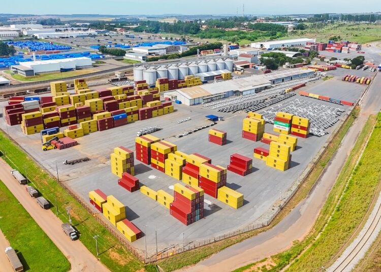 O Porto Seco Centro-Oeste, localizado em Anápolis, destaca-se pela moderna infraestrutura e pela atuação no desenvolvimento do comércio exterior. Imagem: Divulgação