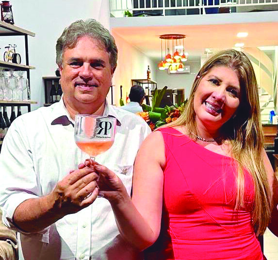 Casal Amaury e Micheli Esberard recebeu amigos e convidados especiais para inauguração de mais um empreendimento da Global Alimentos